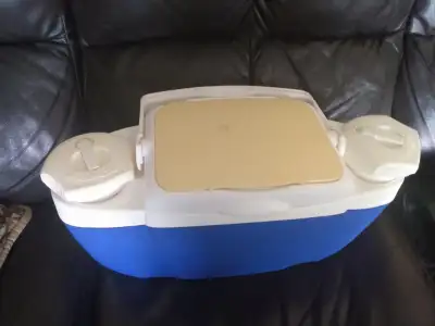 COOLER AVEC 2 BOUTEILLES INCORPORÉE  15$ HAWI SUD, View more