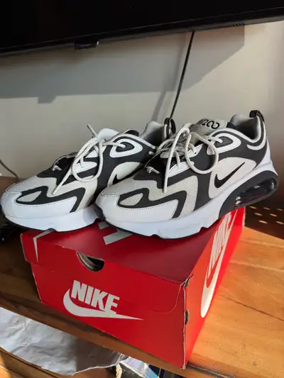 Size 9.5 Nike air max 200 (white anthracite)