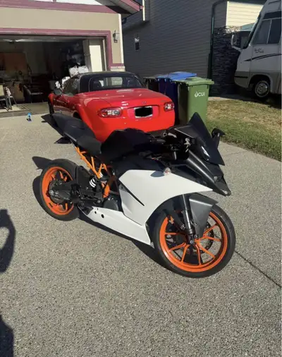 2015 KTM RC 390 KTM RC 390 motorcycle for sale. Black and white colour scheme, orange accents. 8,720...