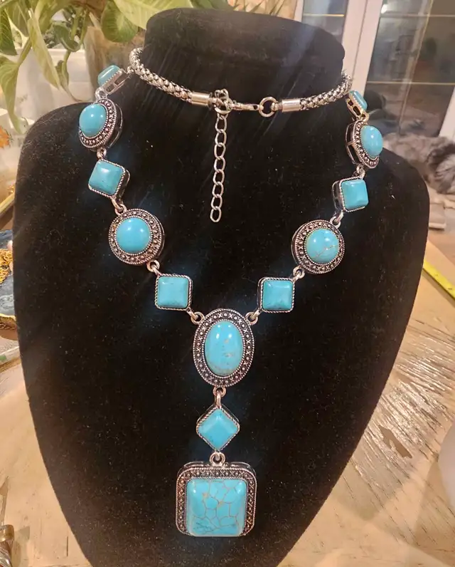 Vintage faux turquoise fashion jewelry Necklace in Jewellery & Watches in Calgary - Image 2