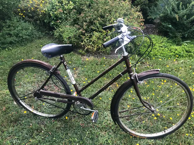 VINTAGE WOMENS BICYCLE in Cruiser, Commuter & Hybrid in Moncton - Image 3