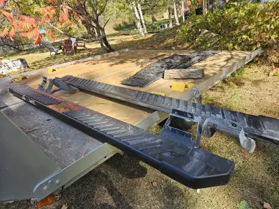 Stock Running boards off of a 2020 F150 XLT. Grey colour. Some paint has been scuffed as shown in th...