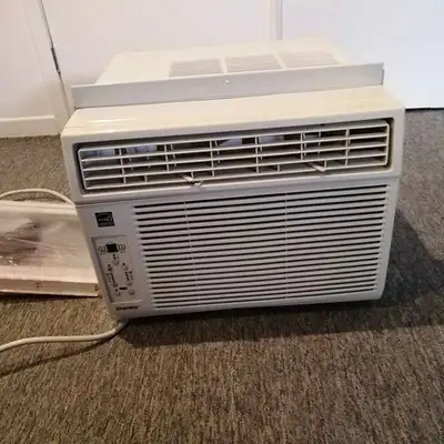 Climatisation de fenêtre Marque Danby Largeur 19 po Profondeur 21 po Hauteur 14 po 1/2 Idéal pour 45...