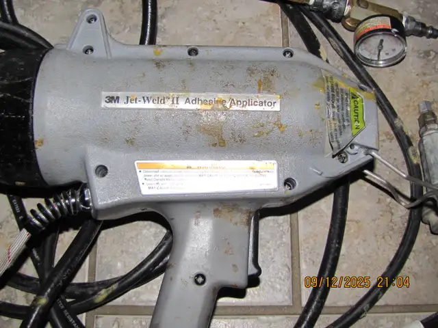 3M JET WELD 2 HOT GLUE TOOL in Hand Tools in Norfolk County - Image 4
