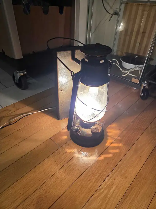 Vintage Lantern Lamp in Indoor Lighting & Fans in City of Toronto - Image 2
