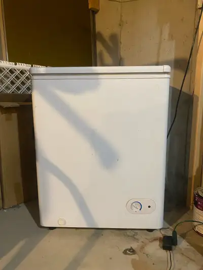 Mini fridge electrically powered Dimensions: - Height : 75cm - Width : 58cm - Depth : 48cm