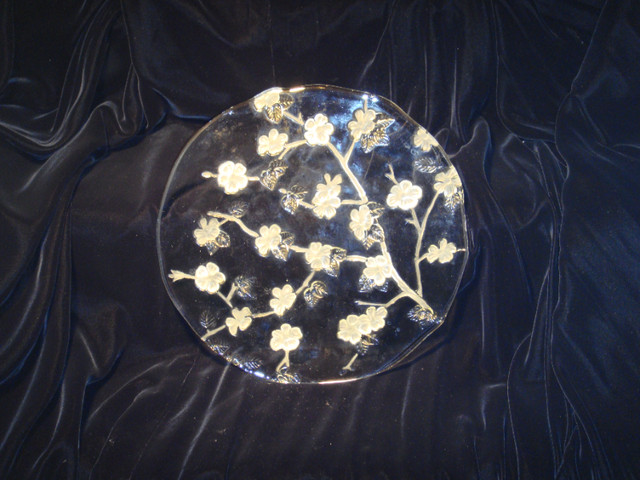 Crystal Torte Plate - Frosted Floral Design in Kitchen & Dining Wares in Edmonton - Image 2