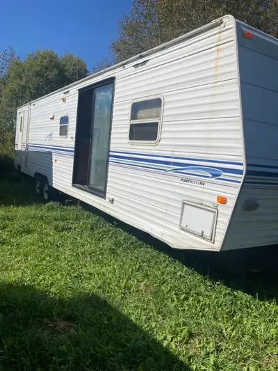 Tows great delivery available bay windows sky light s etc. 2 bedrooms Very clean no leaks or water d...