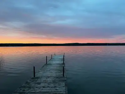 Waterfront cottage kayaks, canoe, AC, wifi, 1 hr from Toronto