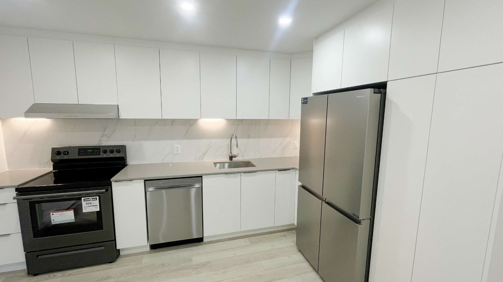 New 3 1/2 condo close to camp university montreal — photo 1