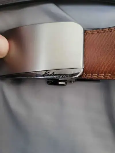 Ceinture homme Kalamazoo élégante. Marron d'un côté, gris foncé de l'autre. Boucle à cliquet argenté...