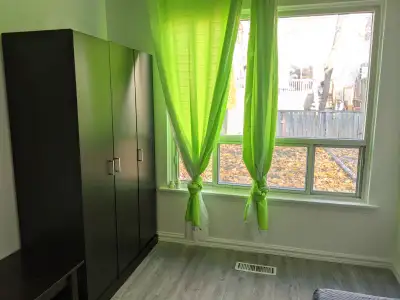 Room Available near Steels and Bathrust is in Main floorrr