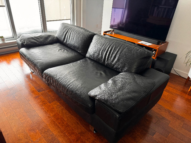 Italian black leather sofa in fair condition. dans Sofas et futons  à Ville de Montréal - Image 2