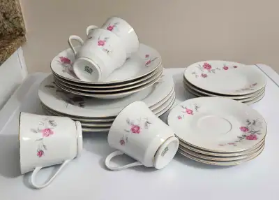 Pickup Whyte Ave area Edmonton Vintage 20 Piece China Rose Set *Gold Trim Lightly used, No chips 4 o...
