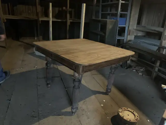 Wooden Dining Room Table in Dining Tables & Sets in Oshawa / Durham Region - Image 2