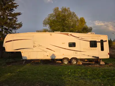 This luxury 2008 keystone Montana 3485SA 5th wheel is TRIED AND TRUE! Fully equipped for full-time l...