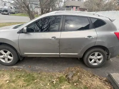 Je vends mon Nissan Rogue 2013 gris, un VUS fiable qui a été utilisé et qui affiche une usure normal...