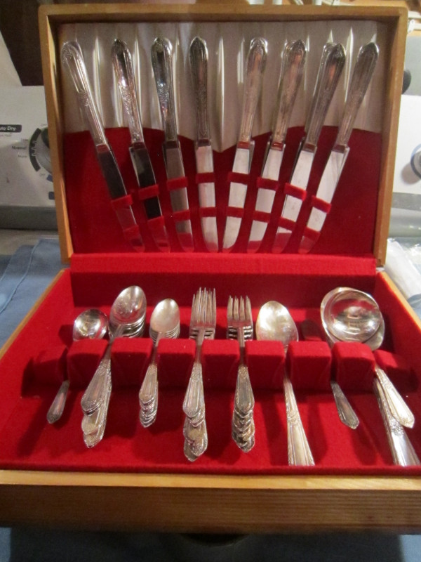 COTILLION silverware set, Service for 8 in Arts & Collectibles in Nanaimo