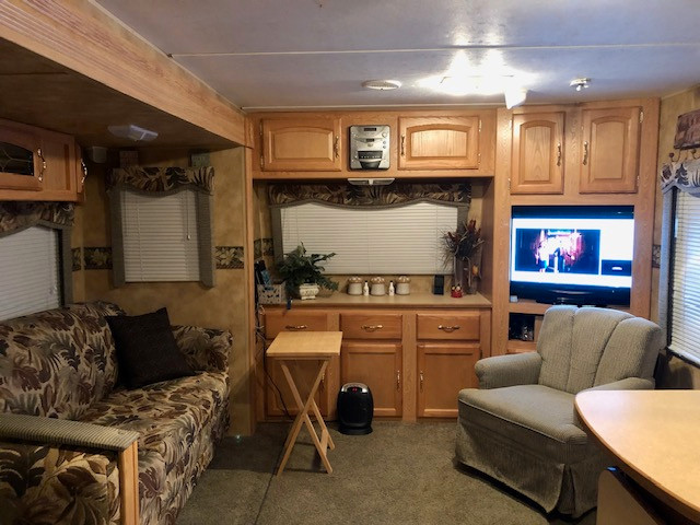 2007 Keystone Hornet 33 feet and Lease Lake lot in Travel Trailers & Campers in St. Albert - Image 2