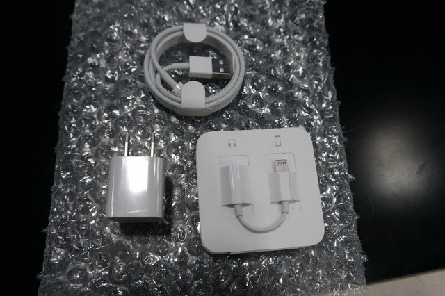 Apple IPHONE 7/8/X EARPOD/LIGHTNING/WALL ADAPTER/HEADPHONE ADAPT in iPads & Tablets in Mississauga / Peel Region - Image 2