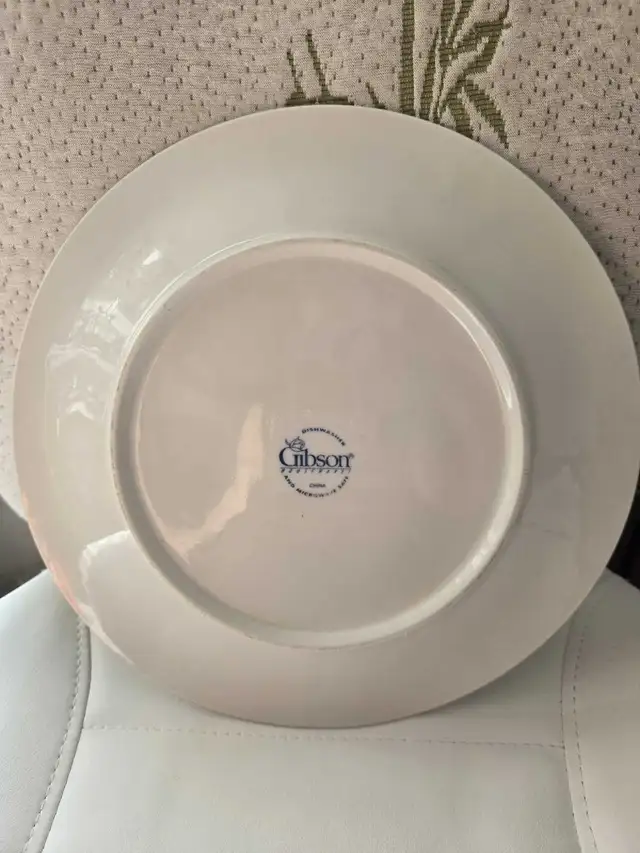 GIBSON Embossed Dinner Plate Set in Kitchen & Dining Wares in City of Toronto - Image 3