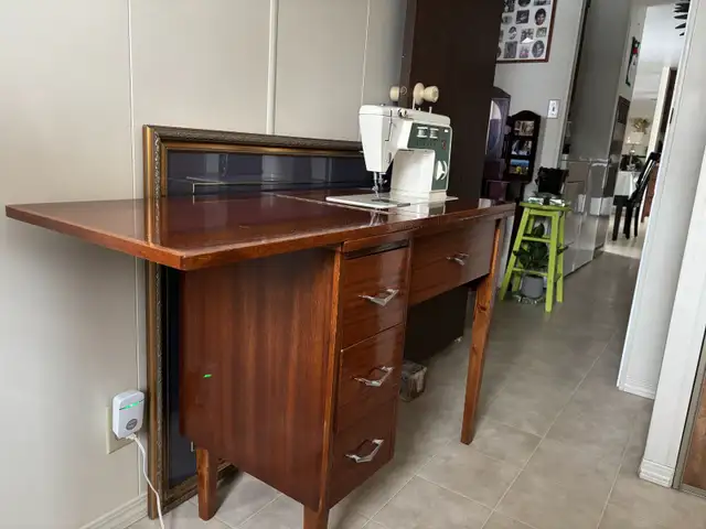 SINGER SEWING MACHINE in Other in Saskatoon - Image 3