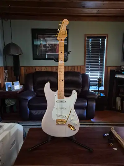 In mint condition as bought but never used. Great guitar with fast neck and action