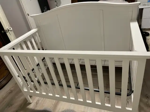 Crib, Mattress and Matching Change Table in Cribs in Mississauga / Peel Region - Image 3