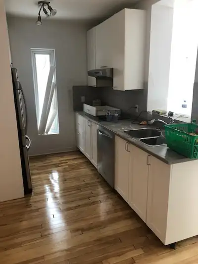 Lachine Ouest   grand bas de duplex  à 200m du bord de l'eau.