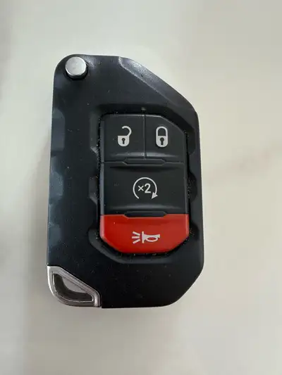 Voici une clé Jeep d'occasion en bon état général, parfaite pour remplacer une clé perdue ou endomma...