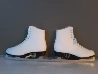 Patins à glace femme (2 pres X 9-9.5/3 pres X 9.5-10)/$35.00 pre, View more