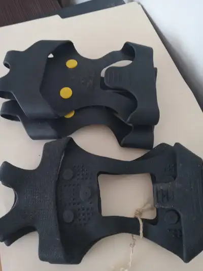 2 SETS DE CRAMPONS GLACE POUR BOTTES PRIX 10$ CHAQUE