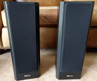 Near perfect pair of high end speakers, black finish. Beautiful sound. Small chip in top rear corner...