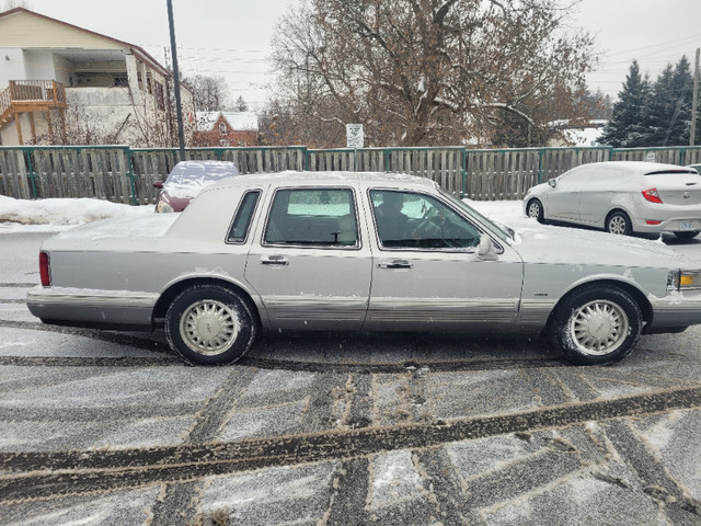 1996 LINCOLN TOWN CAR SIGNATURE (Rare), Excellent Condition in Classic Cars in City of Toronto - Image 2