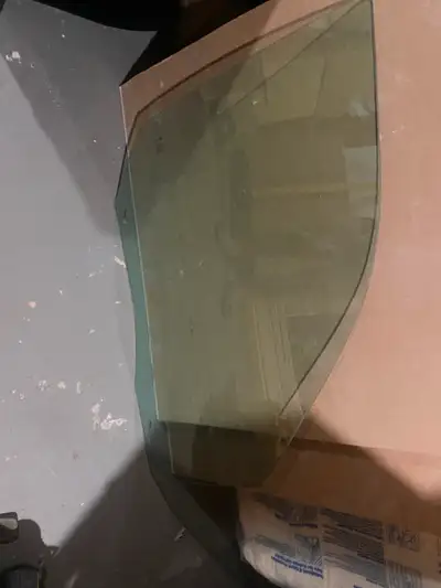 Dodge ram 2500 3500 crewcab from 2010 to 2018 passenger front door glass