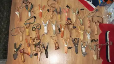 SLINGSHOT SLING SHOT LANCE PIERRE NEUF NEW OLYMPIA..20.00 chaque....31 en stock....bois wood je suis...