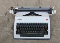 1970 OLYMPIA DE LUXE SM9 PORTABLE TYPEWRITER GERMANY EXCELLENT