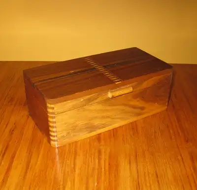 Coffret avec incrustations., View more