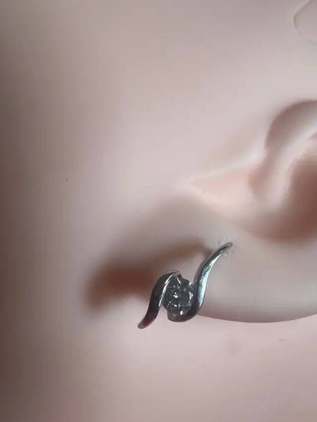 10 k diamond earrings in Jewellery & Watches in Downtown-West End - Image 3
