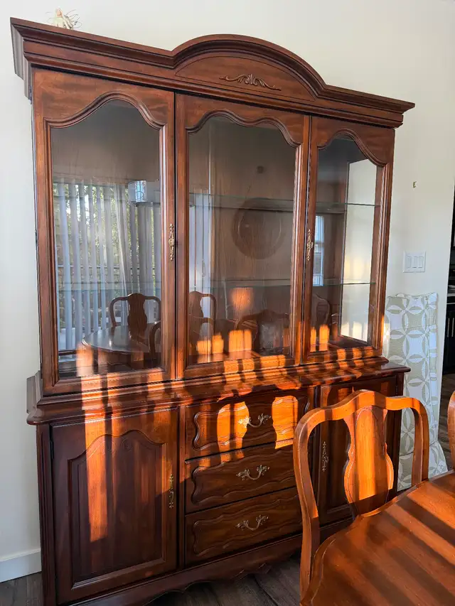 REDUCED! MOVING SALE Beautiful Dining Room Table in Dining Tables & Sets in Edmonton - Image 4