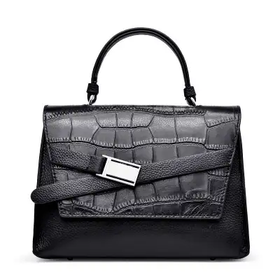Je vends un sac à main en cuir texturé avec une bandoulière réglable, idéal pour toutes les occasion...