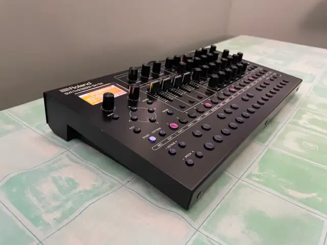 ROLAND SH-4d DESKTOP SYNTHESIZER in Pianos & Keyboards in Edmonton - Image 3