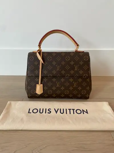 Louis Vuitton Cluny MM Bag Brand New - Never Used Never touched Canvas Bag with bi-coloured leather...