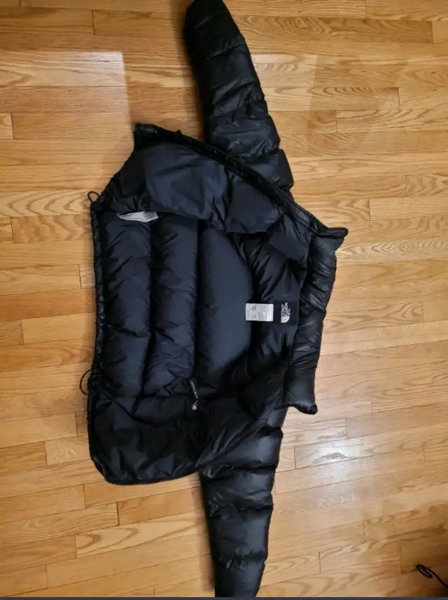 New North Face puffer jacket size xsmall  in Women's - Tops & Outerwear in City of Montréal - Image 5