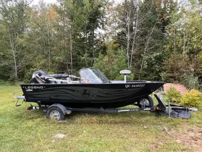 Bateau Legend Boat modèle F17 (17 pieds) pour la pêche et le ski nautique, en excellent état. Il est...