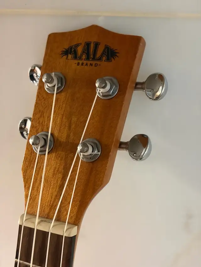 Kala KA-CEM Exotic Mahogany Concert Ukulele with EQ in Guitars in City of Montréal - Image 4