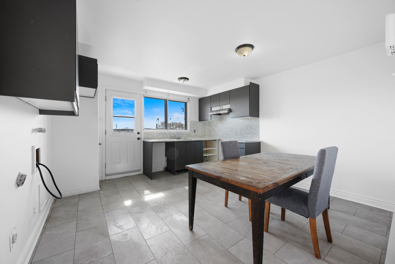 GRAND 5½ avec 3 chambres à coucher, Libre Immédiatement !! — photo 2