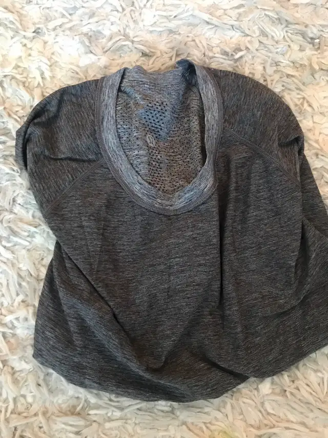 Lulu lemon long sleeves set  in Women's - Tops & Outerwear in City of Toronto - Image 3