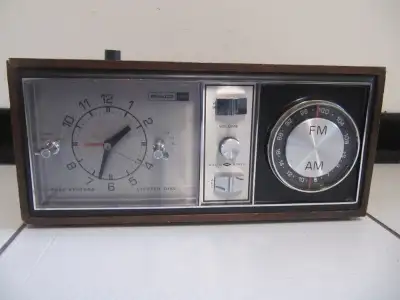 Up for sale is a rare classic Ford Philco Model R780WA AM/FM Woodgrain Clock Radio in excellent cond...