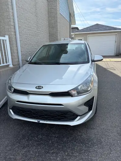 Voici une Kia Rio à hayon argentée en excellent état d'occasion, toujours sous garantie prolongée qu...
